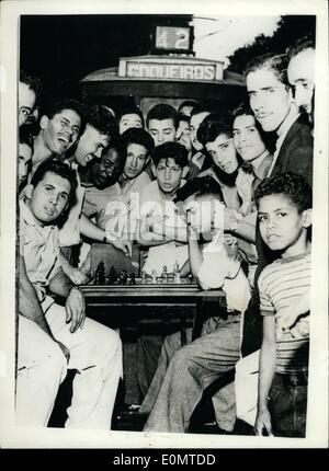 Juin 06, 1956 - Les étudiants manifestent contre la hausse des tarifs de Rio.. Jouer aux échecs sur le Tramway.. Dans un effort visant à prévenir une augmentation de 100 p.c. tarifs tramway à Rio de Janeiro, Brésil - d'étudiants de l'université a récemment organisé une démonstration pleine échelle - dans laquelle ils ont arrêté les trams par 'camping' sur les lignes.. Pour passer le temps qu'ils jouent à des jeux d'échecs - tennis de table etc.. keystone Photo montre :- Les élèves vu au cours de leur partie d'échecs - sur les lignes de tramway à Rio Banque D'Images