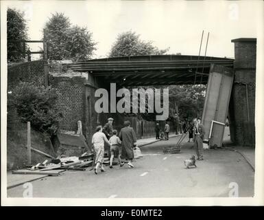 Jun. 06, 1956 ouvriers - Enregistrer train après l'effondrement du pont de la prévention d'une catastrophe de Kew : Ministère des Travaux publics electriciens a couru le long de la piste et a arrêté l'approche d'un train de la ligne district - à Kew - après qu'un camion a percuté le prend en charge du pont de chemin de fer. L'un des piliers du pont a été présenté et un autre gravement endommagé, l'arrêt du train a empêché une catastrophe presque certaine. La photo montre le côté du pont est éparpillés sur la route - après l'accident à Kew aujourd'hui. Banque D'Images