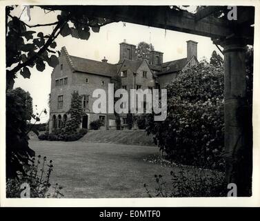 Juin 13, 1956 - Chartwell ouvert au public. Maison de Sir Winston Churchill : Sir Winston Churchill a ouvert aujourd'hui les jardins de Chartwell, son Westerham, dans le Kent, l'accueil au public. Produit de la visiteur sera au profit de l'Y.W.C.A. Photo montre Chartwell comme vu sous une voûte décorative dans les jardins. Banque D'Images