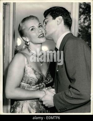 Juin 14, 1956 - Réception de Linda Christian : une réception a eu lieu ce soir à l'hôtel Savoy de Linda Christian, qui est arrivé à l'aéroport de Londres plus tôt aujourd'hui pour faire un film ici avec Edmund Purdom, avec lequel son nom a été lié de façon romantique. Edmund Purdom Photo montre a un baiser pour Linda Christian Savoie ce soir la réception. Banque D'Images