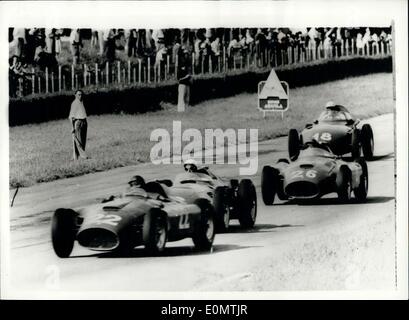 Septembre 03, 1956 - Stirling Moss Miss Grand Prix d'Europe... Stirling Moss a remporté hier le Grand Prix de l'Europe à Monza-teh couvrant 50 tour, 310 milles à l'enregistrement vitesse moyenne de 129,73 m.p.h, dans une marche Maserati. Photo montre les concurrents pendant la course. L'interligne est l'Argentine Championne du Monde Juan Manuel Fangio (Ferrari) No28 juste derrière est le gagnant de la Stirling Moss ; pas de pilote britannique est 26 Peter Collins et N.18 est America's Harry Schell la conduite d'un la Vanwall. Banque D'Images