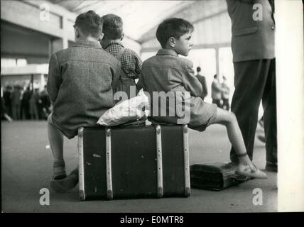 Juin 30, 1956 - été exode commence : Paris stations étaient bondées de milliers de Parisiens de partir pour d'autre pays sur leurs vacances d'été à-jour. Photo montre trois jeunes Parisiens assis sur leurs troncs attendre le train. Banque D'Images