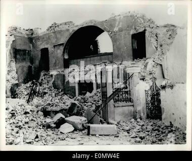 Juillet 07, 1956 - Quarante personnes tuées dans l'île grecque : séisme au moins quarante personnes sont mortes lorsqu'un séisme a frappé l'île de Santorin et détruits ou partiellement endommagés 40 pour cent des bâtiments. La Croix Rouge grecque ont érigé des hôpitaux d'urgence sous des toiles et des fournitures médicales ont été dépêchés dans les îles pour soigner les blessés. La photo montre l'un de la chambre sur l'île de Santorin qui a été complètement détruit par les tremblements de terre. Banque D'Images