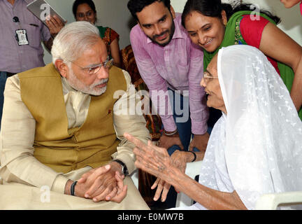 Gandhinagar, Gujarat. 16 mai, 2014. L'Inde principale opposition Bharatiya Janata (BJP) chef Narendra Modi (L'avant) se réunit avec ses 90 ans, mère Hirabenat au cours d'une visite à son domicile à Gandhinagar, Gujarat, Inde le 16 mai 2014. Narendra Modi a remporté vendredi les sièges dans deux circonscriptions parlementaires -- Vadodara dans l'ouest de l'État de Gujarat et de Varanasi dans le nord de l'état d'Uttar Pradesh -- où il a contesté les élections générales. Source : Xinhua/Alamy Live News Banque D'Images