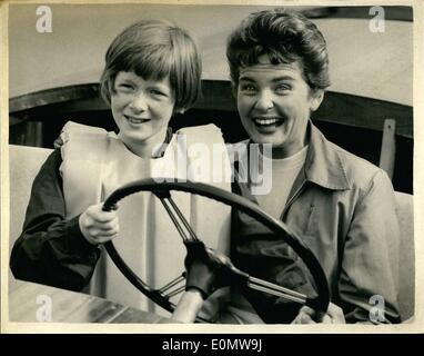 Septembre 09, 1956 - Donald Campbell brise son propre record mondial de vitesse sur l'eau, Bluebird atteint 286MPH. Donald Campbell a fait de nouveau. Il a étonné le monde la nuit dernière lorsqu'il a pulvérisé son propre record mondial de vitesse sur l'eau dans son bateau à réaction Bluebird dans un trait de défier la mort 286,78 MPH sur le lac de Coniston. Sur son deuxième run, comme Bluebird aplatis, a rebondi et à la sauvette, il fut forcé de cit sa vitesse pour 164.48mph en raison d'émanations rempli son cockpit, mais c'était suffisant pour battre le record du monde pour la troisième fois en 15 mois à plus de 225 mph Banque D'Images