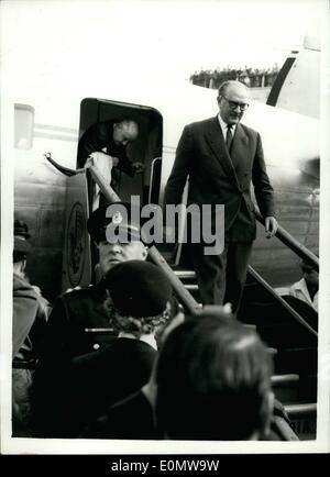 Septembre 09, 1956 - Le Premier ministre français arrive. M. Mollet et M. Pineau à l'aéroport de London. M. Mollet le Premier ministre français et son ministre des Affaires étrangères M. Pineau est arrivé à l'aéroport de Londres cet après-midi. Ils s'acquittent de Sir Anthony Eden sur la prochaine étape de la crise de Suez. Photo : Keystone montre M. Mollet et M. Pineau laisser leurs appareils à l'arrivée à l'aéroport de Londres cet après-midi. Le NSI/Keystone Banque D'Images