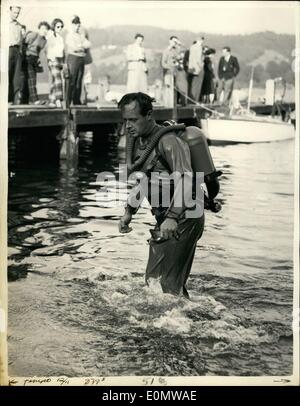 Septembre 09, 1956 - Donald Campbell porte la tenue de plongeurs à eltion obst. Banque D'Images