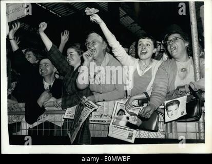 Septembre 09, 1956 - Liberace arrive à Londres Photo Keystone montre : l'expression de cinq filles, à la gare de Waterloo aujourd'hui - comme le célèbre pianiste Liberace, quitté le train aujourd'hui, après son arrivée à partir de Southampton. Banque D'Images