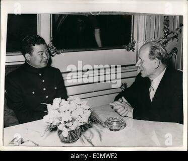 Juillet 07, 1956 - Prince du Cambodge à Prague : le Prince Norodom Sihanoud, du Cambodge, est arrivé à Prague du 11 juillet, à l'invitation du Gouvernement tchécoslovaque - et c'est là qu'on voit ici, à gauche, d'être reçu par le président de la République tchèque, Antonin Zapotocky, au Château de Prague. Banque D'Images