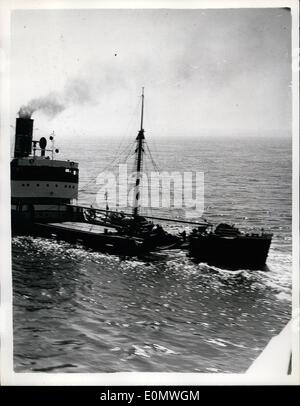 Juillet 07, 1956 - les navires immobilisés en dérive chaîne.. Le nouveau paquebot libérien 8 000 tonne Michael C et les 2 613 tonnes, paquebot français Dione en collision dans le canal hier et dériva, accouplées, près de le perfide Goodwins. Le remorqueur Lady Brassey séparaient les deux navires, a pris en remorque et la dione le Michael C Etuves à Douvres avec ses arcs gashed. Photo montre : - vue aérienne du paquebot français Dione, après l'abordage, montrant le trou dans son arc. H/Keystone Banque D'Images