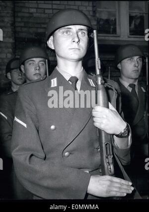 Septembre 23, 1956 - uniforme de l'Armée de terre avec des traces. L'uniforme de soldat du passé sont de retour dans ce nouveau ''TEST'' uniforme des Forces armées allemandes. Différentes unités sont à essayer les uniformes différents. Photographié ici est membre d'une unité de grenadiers dans l'un des uniformes. Banque D'Images