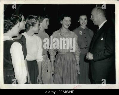 02 octobre, 1956 - 2-10-56 Recherche de Sainte Jeanne d'audition de Londres. M. Otto Preminger, le producteur-réalisateur de Hollywood, qui est arrivé ici hier, aujourd'hui tenu une audition à Londres, dans sa recherche d'une fille inconnue à jouer Bernard Shaw's St. Joan . Preminger a déjà visité 24 villes américaines et canadiennes dans sa recherche. Photo : Keystone montre M. Otto Preminger parler à certains de la Sainte Jeanne's pendant l'audition ce matin à 45 Park Lane. Banque D'Images