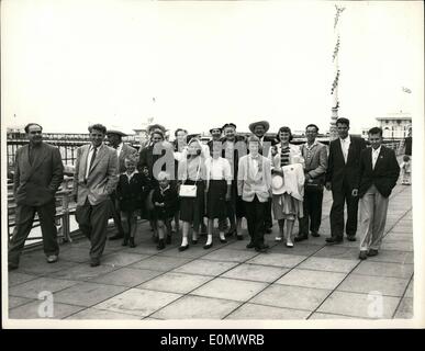 Juillet 07, 1956 - L'Étoile de la famille sur le Nickles-At 25 000 Maison de vacances Brighto : dirigé par M. Sam Nickle, Roi du pétrole canadien-la Nickle Family de Calgery-sont aujourd'hui à Brighton, Angleterre pour les départs d'une maison de vacances qui coûte ''Foppa'' 25 000. La famille a voyagé de Londres à Brighton en autocar avec un bar à cocktails. ils au lieu de visiter un certain nombre de stations balnéaires les plus populaires ici sur le continent. Photo montre. Mme Nickle Sut (66) avec des membres de sa famille lors d'une promenade-sur-avant de Brighton hier. Banque D'Images