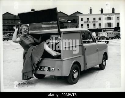 Juillet 07, 1956 - Nouvelle Économie britannique Four-Wheeled Runabout Voiture sur Show. Réputée être la plus petite et la moins chère voiture dans le pays - le nouveau quatre-roues runabout le ''Astra'' - a été d'être vu à South Bank . Construit par la société Astra Voiture de Hampton Hill, Middlesex, il vendra à &pound;347 (TTC).. Il a monté à l'arrière d'un moteur refroidi par air, tout autour de la suspension indépendante - et n'a 60 m.p.g., avec une vitesse de 55 m.p.h.. Photo : Keystone montre- Susan Flynn prend un siège dans le très grand coffre de la petite voiture - à South Bank. Banque D'Images