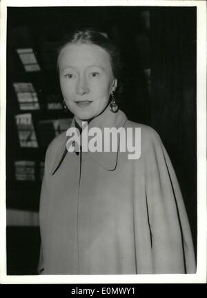 Octobre 04, 1956 - 4-10-56 Ulanova quitte pour Covent Garden. Photo : Keystone montre la célèbre ballerine russe, Galina Ulanova, vu quitter son hôtel ce soir pour le Royal Opera House, Covent Garden, à regarder ce soir par le Théâtre du Bolchoï Ballet de Roméo et Juliette . Ulanova n'était pas la danse de ce soir. Banque D'Images