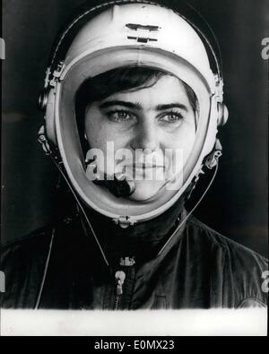 10 octobre 1956 - Marina Solovieva établit un nouveau record du monde : Marina Solovieva, une femme pilote russe mis en place un nouveau record du monde des femmes après un vol à la suite d'un 500 Kms. Circuit de l'air à une vitesse moyenne de 2,0045 M.P.H le précédent record était détenu par l'Américain Jacqueline Cochran. Une photo de Solovieva Marine. Banque D'Images