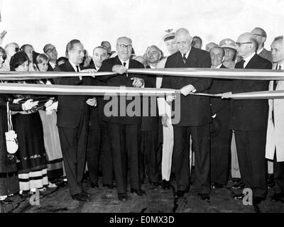 Charles De Gaulle et Giuseppe Saragat à l'ouverture du tunnel du Mont-Blanc Banque D'Images