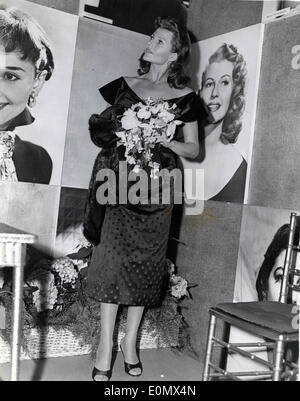 Jul 25, 1956 - Londres, Angleterre, Royaume-Uni - Rita Hayworth arrive à l'ouverture de 60 ans de cinéma.. Banque D'Images