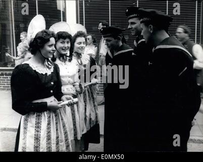 Juillet 29, 1956 - 6e semaine de costume est produite dans Neustadt-Ostsee, où plusieurs centaines de participants de différents groupes folkloriques s'habiller en costume traditionnel. On voit ici quelques marines allemand appréciant la compagnie des filles en costumes traditionnels de la Sarre. Banque D'Images