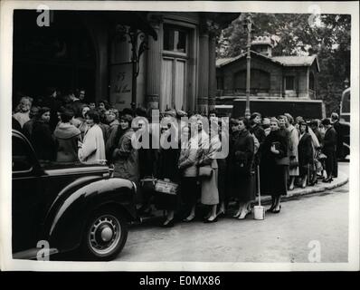 10 octobre 1956 - Recherche de ''St. Joan''. Londres Audtion : M. Otto Preminger le producteur d'Hollywood, qui est arrivé hier à Londres - a tenu une audition ce matin à 45 Park Lane - dans sa recherche d'une fille inconnue à jouer le rôle de ''St. Joan'' - Bernard Shaw le jouer qui a été écrit pour l'écran par Graham Greene. Preminger a déjà visité 24 villes américaines et canadiennes - dans sa recherche. Photos Spectacles serait Saint Joan's '' arrivant à 45 Park Lane pour l'audition ce matin. Banque D'Images