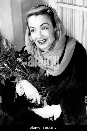 L'actrice Constance Bennett arrive à Londres pour son cabaret Banque D'Images