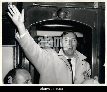 10 févr. 02, 1957 - ''Rock n' Roll'' Fans Mob Bill Haley : Bill Haley et ses comètes "' ont été assailli par une foule de fans-lorsqu'il est arrivé Banque D'Images