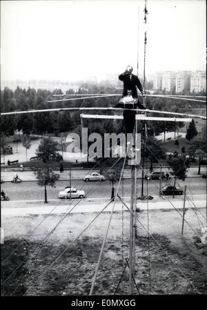 10 octobre 1956 - 60 ans de balades corde ; Adolphe Omankowsky, la plus ancienne de la corde tendue, a célébré son 64e anniversaire avec une démonstration de son talent. Il a débuté sa carrière lorsqu'il avait 4 ans. Photo montre debout sur les épaules d'un jeune acrobate portant un gâteau d'anniversaire, l'ancien combattant de la corde tendue donnant sa manifestation à Paris hier. Banque D'Images