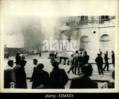 10 octobre 1956 - Scènes de la révolte en Hongrie. : Photo montre cette photo à partir de l'insurrection en Hongrie et vient de recevoir à Londres montre. Ce véhicule soviétique aurait été la tombe de soldats russes à Budapest Akocfa Street. Patriotes sont dit qu'il a utilisé un cocktail de Moscou'' à l'incendie du véhicule. Les occupants ont été tourné comme ils sautent dehors. Remarque le jeune homme au fusil à la droite. Banque D'Images