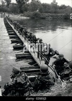 18 oct., 1956 - Ponton-Bridge sur le Danube : Dans un manoevre de Bavarian Engineer-Training-Bataillon un pont a été construit sur le Danube. C'est le premier pont, construit par les soldats allemands après la guerre, le Danube. Banque D'Images