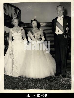 21 oct., 1956 - La princesse Margaret assiste à dîner à l'Hôtel du Gouvernement - Nairobi. Photo montre à résident très dans une belle robe du soir, la princesse Margaret arrive pour le dîner accompagné par le gouverneur du Kenya, Sir Evelyn Baring, et Lady Mary Baring, Banque D'Images