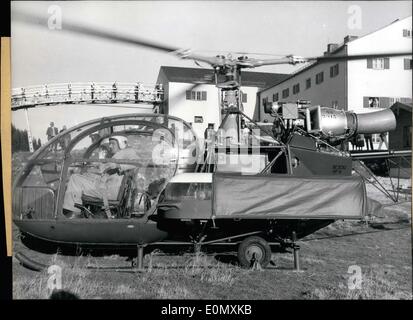 29 octobre 1956 - Français Gas-Turbine hélicoptère en mission de sauvetage. Dans la région près de Tegernsee Wallberg un hélicoptère à turbine à gaz français nommé ''Alouette II'' réalisée avec le service de sauvetage en montagne allemande. ''Alouette II'', contrairement à des hélicoptères à moteur, n'est pas de vibrations. Elle consomme également moins de carburant qu'il's motor-driven cousins. 2 personnes blessées peuvent être fixés sur le côté. 3 personnes peuvent monter dans l'hélicoptère lui-même, et le pilote et d'un médecin peut s'asseoir dans le cockpit. Sur la photo : l'hélicoptère est arrivé. Le brancard fixé sur le côté des blessés est visible. Banque D'Images