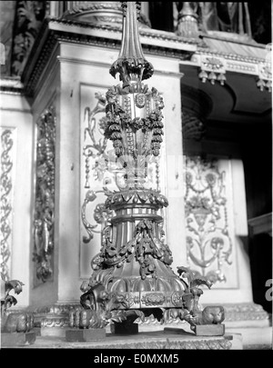 Photographie de l'Igreja da Venerável Ordem Terceira de São Francisco à Porto, Portugal, montrant le retable principal de l'église et son importance historique. Banque D'Images