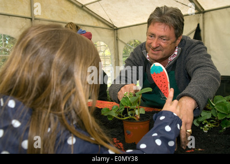 Alan Titchmarsh jardinier célébrité avec les doigts verts à un événement, il se développer pour l'école royale, hindhead, Surrey, UK. Banque D'Images