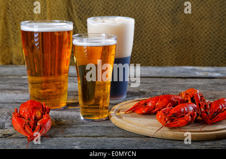 Les écrevisses bouillies savoureuses et bière sur table ancienne Banque D'Images