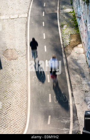 Les frais généraux de l'voie cyclable le long du Tibre avec un couple de cyclistes motion blurred Banque D'Images