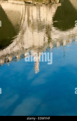 De l'eau du Tibre à Rome avec le Castel Sant'angelo reflétée sur. Banque D'Images