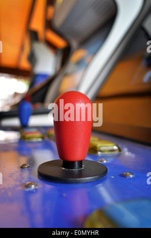 Joystick d'un jeu vidéo d'arcade vintage dans une salle publique Banque D'Images