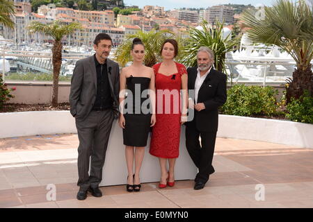 Cannes, France. 16 mai, 2014. (L-R) Melisa Sozen Actrice, acteur Haluk Bilginer, réalisateur Nuri Bilge Ceylan et actrice Demet Akbag assister à la "photocall" à la 67e Assemblée annuelle du Festival du Film de Cannes le 16 mai 2014 à Cannes, France. Credit : Frederick Injimbert ZUMAPRESS.com/Alamy/Live News Banque D'Images