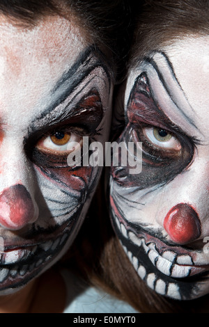 Les adolescentes avec scary clown face painting Banque D'Images