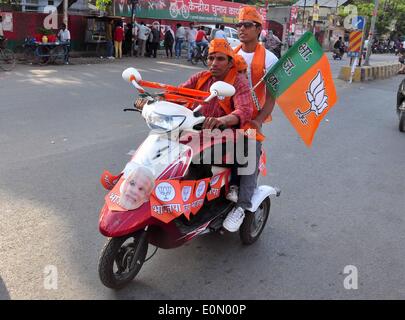 Varanasi, Inde. 16 mai, 2014. Loksabha BJP célébrer résultats à Varanasi. Les nationalistes hindous a déclaré "une nouvelle ère" dans la plus grande démocratie du monde 16 mai après Narendra Modi propulsé à la plus grande victoire en 30 ans sur des promesses de réformer l'économie du pays. Credit : Prabhat Verma/PACIFIC PRESS/Alamy Live News Banque D'Images