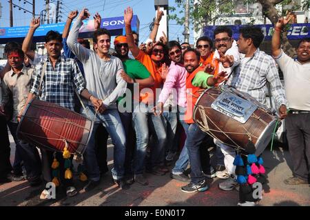 Varanasi, Inde. 16 mai, 2014. Fête des travailleurs loksabha BJP résultats comme Narendra Modi a remporté le siège de Varanasi. Les nationalistes hindous a déclaré "une nouvelle ère" dans la plus grande démocratie du monde 16 mai après Narendra Modi propulsé à la plus grande victoire en 30 ans sur des promesses de réformer l'économie du pays. Credit : Prabhat Verma/PACIFIC PRESS/Alamy Live News Banque D'Images