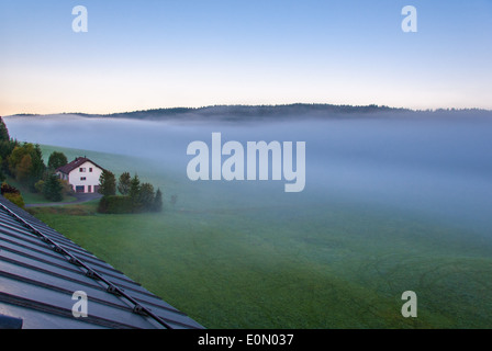 Vue du Brassus, un petit village au nord de la Suisse, avec un épais brouillard tôt le matin dans une journée d'hiver. Banque D'Images