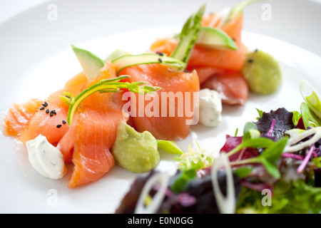 Salade de saumon aux asperges vertes. Banque D'Images