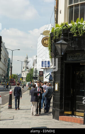 Londres, Royaume-Uni. 16 mai, 2014. Bières midi au soleil dans la ville. Le temps chaud et ensoleillé est configuré pour continuer dans la semaine. Crédit : Neil Cordell/Alamy Live News Banque D'Images