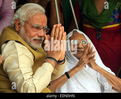 Gandhinagar, Inde. 16 mai, 2014. L'Inde principale opposition Bharatiya Janata (BJP) chef Narendra Modi (L) des gestes avec ses 90 ans, mère Hirabenat à Gandhinagar, Gujarat, Inde le 16 mai 2014. Histoire créé vendredi BJP en remportant les élections générales par un glissement de terrain, la plus éclatante victoire par toute partie au cours des 30 dernières années, décimant la dynastie Nehru-Gandhi-led parti du Congrès. Source : Xinhua/Alamy Live News Banque D'Images