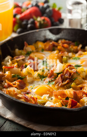 Copieux petit-déjeuner fait maison avec des oeufs poêle les pommes de terre et bacon Banque D'Images