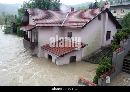 Banja Luka, la Republika Srpska. 16 mai, 2014. Une résidence bâtiment est entouré par les eaux de crue dans la région de Banja Luka, capitale de la Republika Srpska, l'entité de la Bosnie-Herzégovine le 16 mai 2014. Des centaines de personnes ont été évacuées de leurs maisons à Banja Luka pendant la nuit que les inondations ont débordé sur les routes, les ponts et les chemins, la fermeture des écoles, et de couper l'alimentation électrique et les lignes téléphoniques. Credit : Borislav Zdrinja/Xinhua/Alamy Live News Banque D'Images