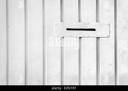 Le trou de la boîte aux lettres pour les lettres sur le mur blanc Banque D'Images