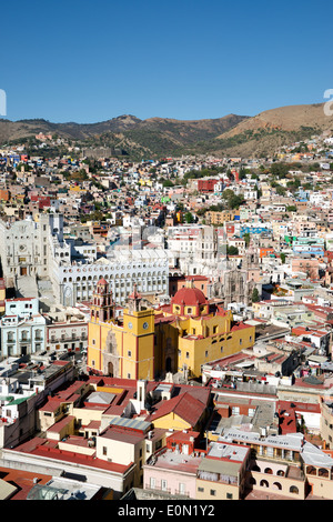Vue supérieure de la Basilique de Notre-Dame et maisons colorées de la municipalité de Pipla Monument de Guanajuato au Mexique Banque D'Images