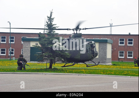 Un hélicoptère militaire canadien atterrit à Wolseley Barracks à London (Ontario). Banque D'Images